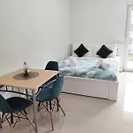 White Studio Apartman