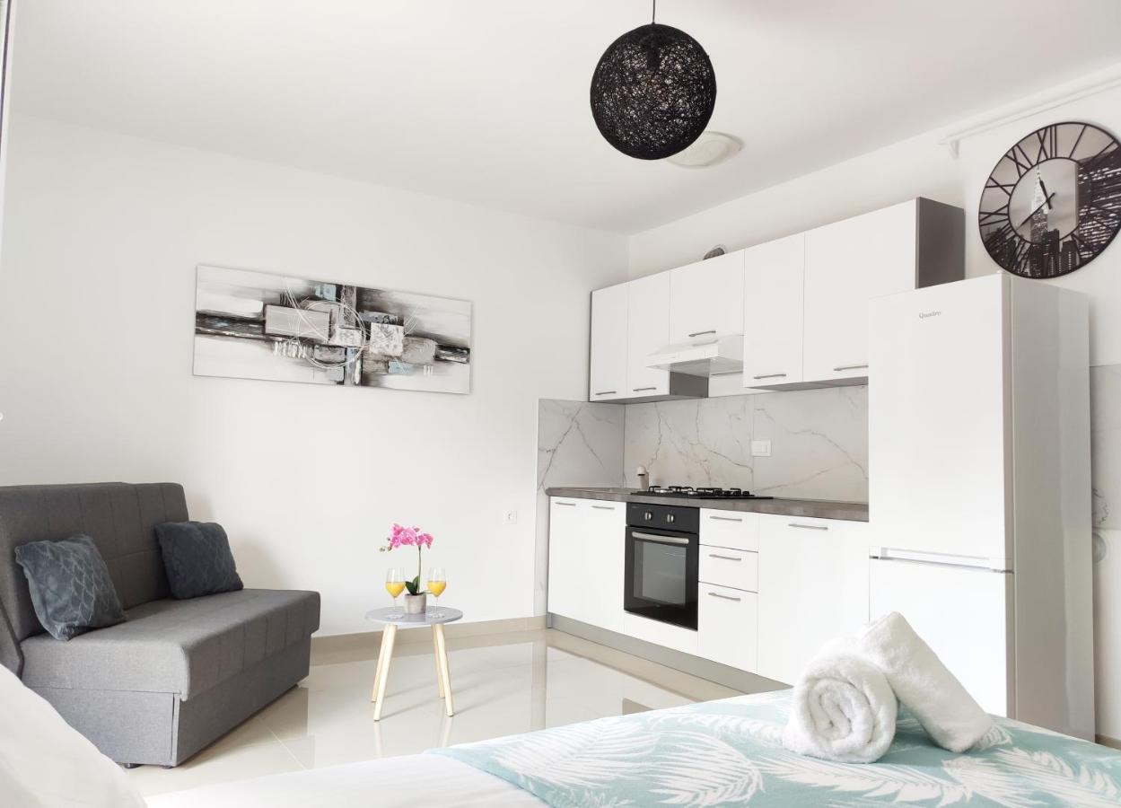 White Apartman